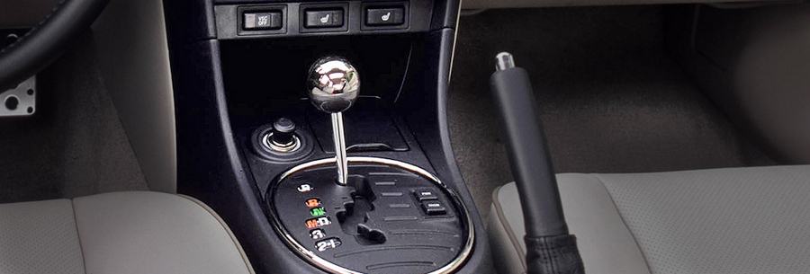 Рычаг управления 5-ступенчатой автоматической коробки Aisin AW35-51LS в кабине Lexus IS300.