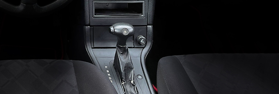 Рычаг управления автоматической коробки Aisin AW50-40LN в кабине Opel Astra G.