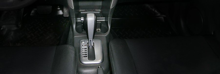 Рычаг управления 4-ступенчатой автоматической коробки Aisin AW60-41LE в кабине Suzuki Liana.