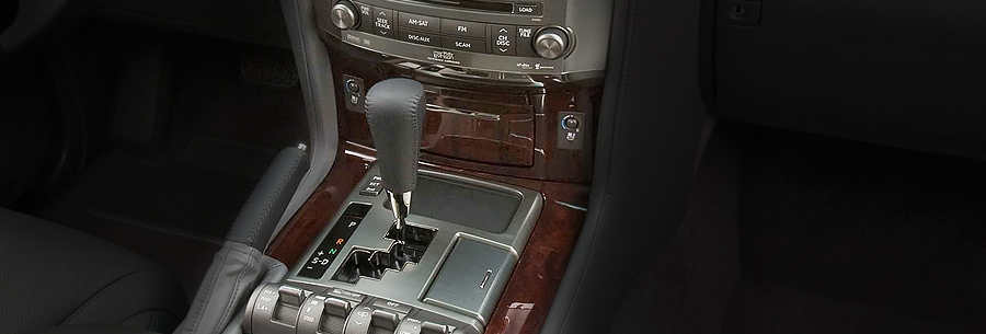 Рычаг управления 6-ступенчатой автоматической коробки TB-68LS в кабине Lexus LX570.