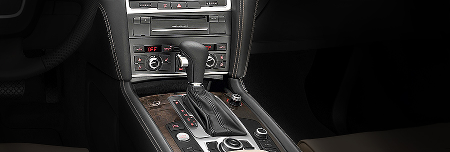 Рычаг управления 8-ступенчатой автоматической коробки Aisin TR-80SD в кабине Audi Q7.