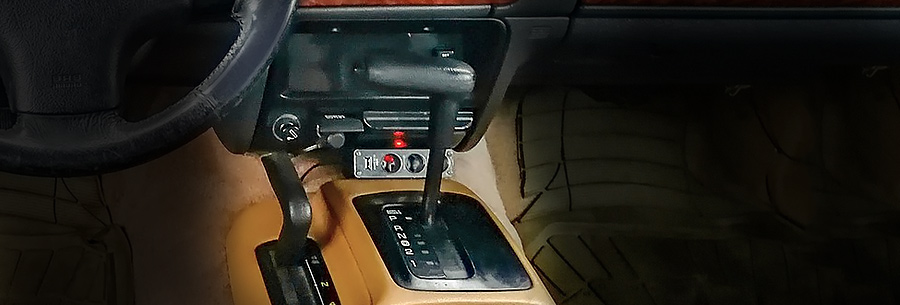 Рычаг управления 4-ступенчатой автоматической коробки Chrysler 46RH в кабине Джип Гранд Чероки