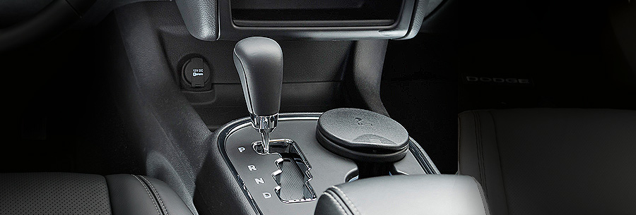 Рычаг управления 6-ступенчатой автоматической коробки Chrysler 65RFE в кабине Додж Дуранго