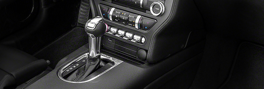 Рычаг управления 10-ступенчатой автоматической коробки 10R80 в кабине Ford Mustang