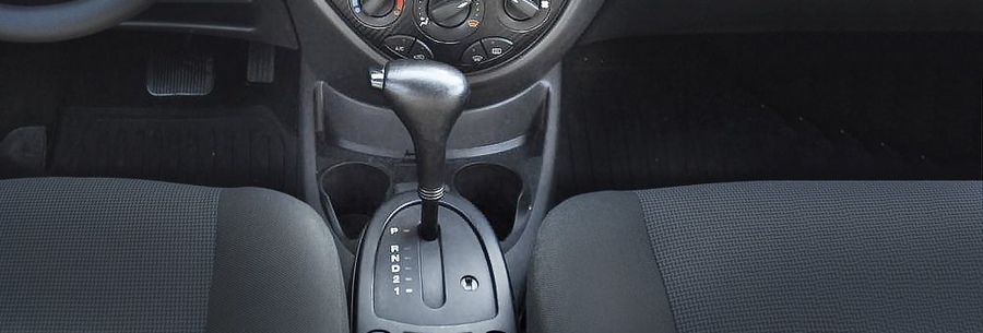Рычаг управления 4-ступенчатой автоматической коробки Ford 4F27E в кабине Форд Фокус.
