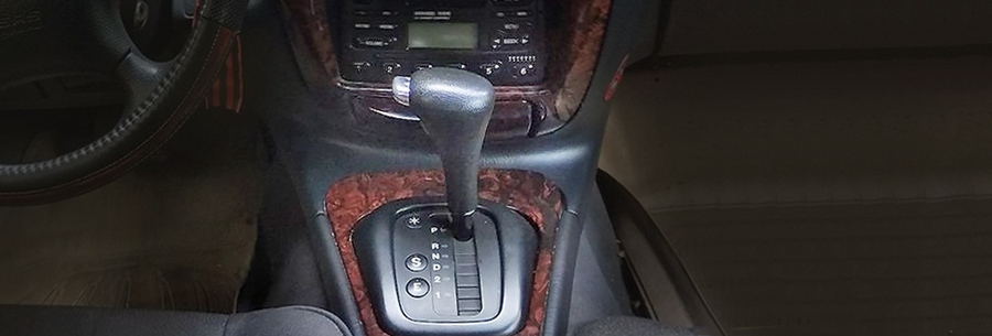 Рычаг управления автоматической коробки Ford 4R44E в кабине Форд Скорпио.