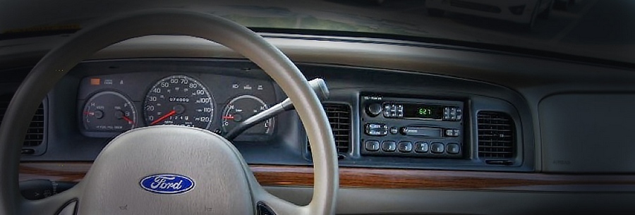 Рычаг управления 4-ступенчатой автоматической коробки Ford 4R75W в кабине Форд Краун Виктория.