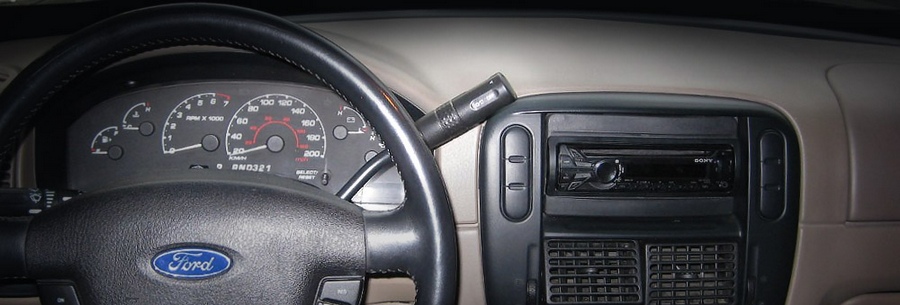 Рычаг управления 5-ступенчатой автоматической коробки 5R55E в кабине Форд Эксплорер.