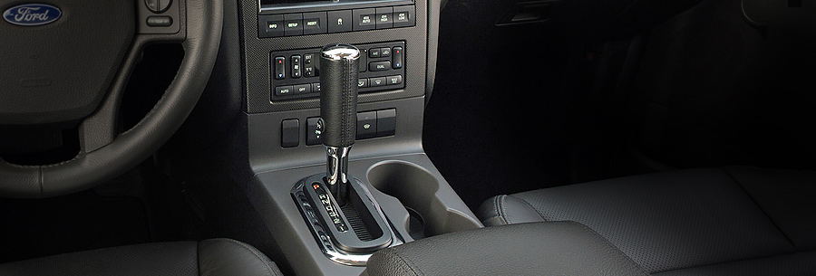 Рычаг управления 6-ступенчатой автоматической коробки Ford 6R60 в кабине Форд Эксплорер.