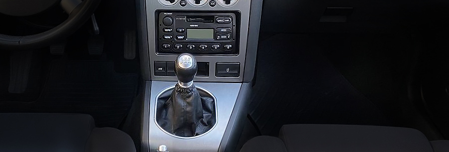 Рычаг управления 5-ступенчатой механической коробки Ford MTX75 в кабине Форд Мондео