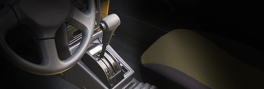 Рычаг управления 3-ступенчатой автоматической коробки GM 3L30 в кабине Шевроле Трекер.