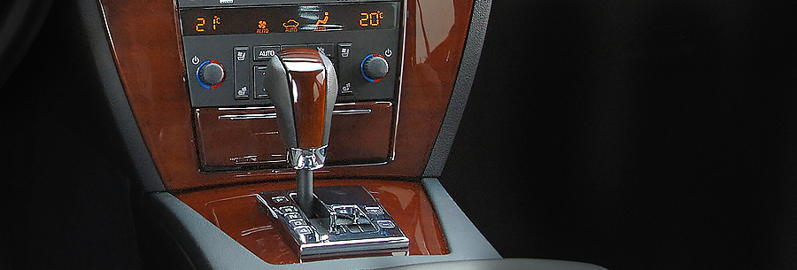 Рычаг управления 5-ступенчатой автоматической коробки GM 5L40E в кабине Cadillac STS