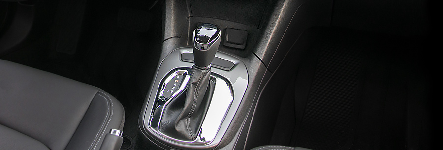 Рычаг управления шестиступенчатой автоматической коробки 6Т35 в кабине Chevrolet Cruze