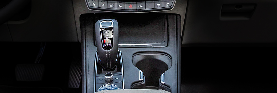 Рычаг управления 9-ступенчатой автоматической коробки 9T50 в кабине Cadillac XT4