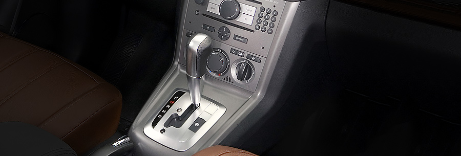 Рычаг управления 5-ступенчатой автоматической коробки GM AF33 в кабине Опель Антара.
