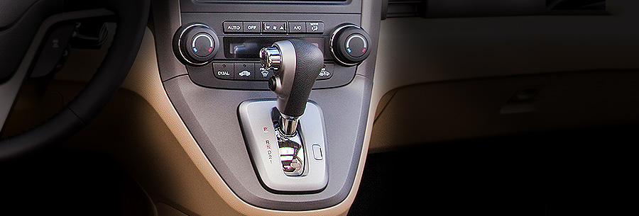 Рычаг управления 5-ступенчатой автоматической коробки MZHA в кабине Хонда CR-V