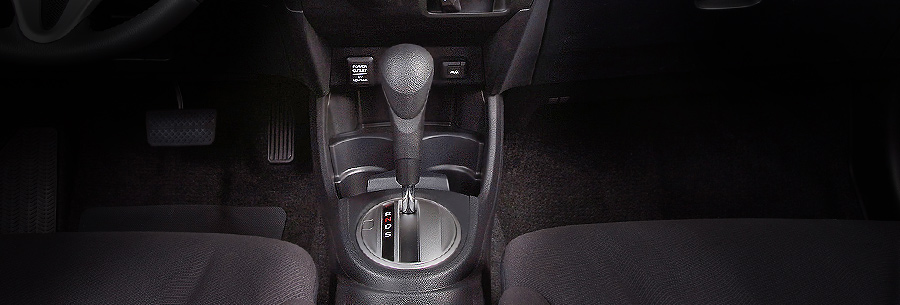 Рычаг управления 5-ступенчатой автоматической коробки SP5A в кабине Хонда Фит
