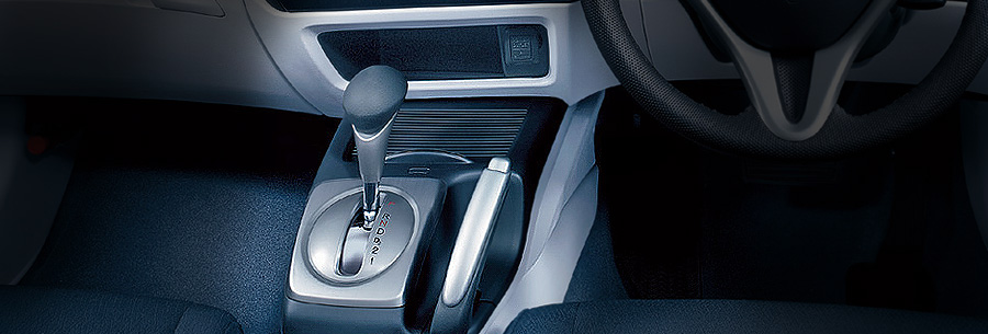 Рычаг управления 5-ступенчатой автоматической коробки SPCA в кабине Хонда Цивик 4Д