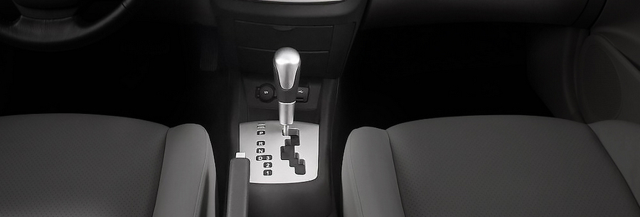 Рычаг управления 4-ступенчатой автоматической коробки Hyundai A4CF2 в кабине Киа Сид.