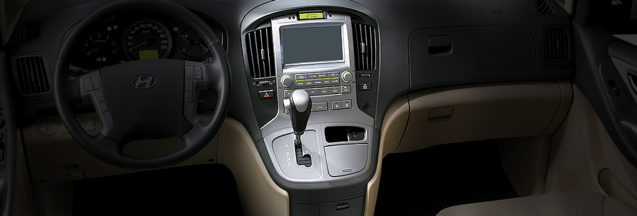 Рычаг управления 5-ступенчатой автоматической коробки Hyundai A5SR2 в кабине Хендай Старекс.