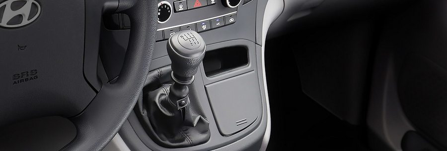 Рычаг управления пятиступенчатой механической коробки Hyundai M5TR1 в кабине Хендай Гранд Старекс.