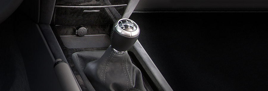Рычаг управления пятиступенчатой механической коробки Hyundai-Kia M5UR1 в кабине Киа Соренто.