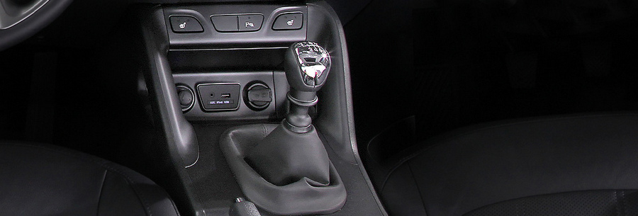 Рычаг управления 6-ступенчатой механической коробки Hyundai M6CF3 в кабине Хендай ix35.