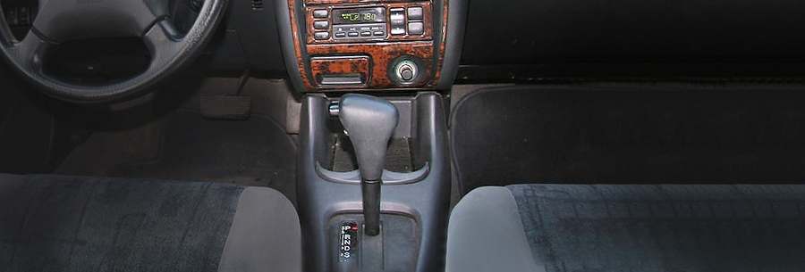 Рычаг управления 4-ступенчатой автоматической коробки Mazda G4A-EL в кабине Мазда 626.