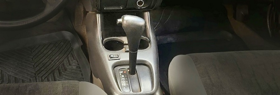 Рычаг управления 4-ступенчатой автоматической коробки Mazda GF4A-EL в кабине Мазда 626.