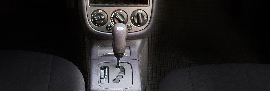 Рычаг управления 5-ступенчатой автоматической коробки Mercedes 722.7 в кабине Мерседес А-класса.