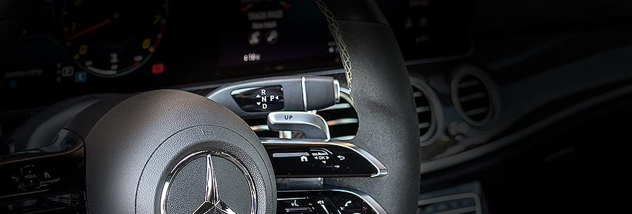 Рычаг управления 9-ступенчатой автоматической коробки AMG SpeedShift MCT 9 в кабине Mercedes E63 AMG.