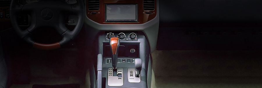 Рычаг управления 5-ступенчатой автоматической коробки Mitsubishi V5A51 в кабине Митсубиси Паджеро.