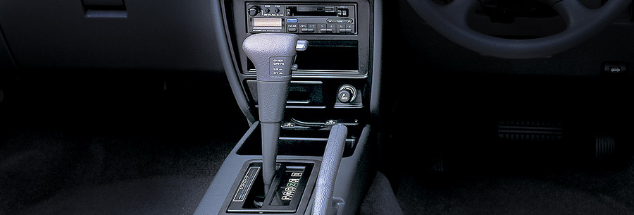 Рычаг управления автоматической коробки Mitsubishi W4A32 в кабине Митсубиси Эклипс.