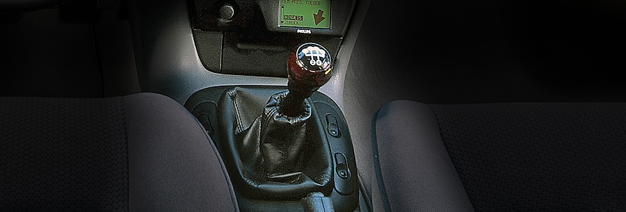 Рычаг управления 5-ступенчатой механической коробки Опель F18 в кабине Opel Vectra B.