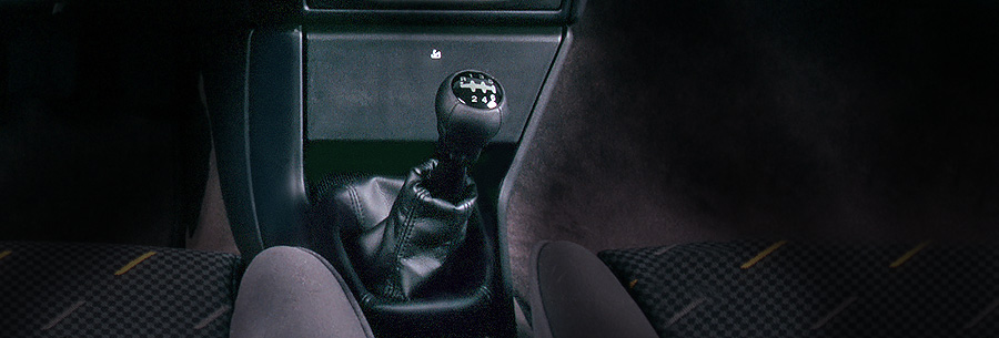 Рычаг управления 6-ступенчатой механической коробки Opel F28 в кабине Опель Калибра.