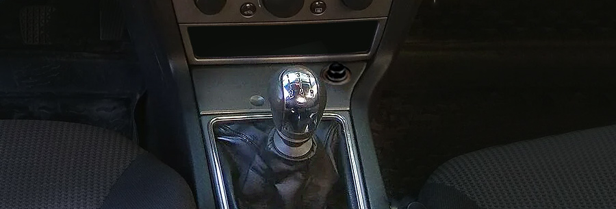 Рычаг управления 5-ступенчатой механической коробки Opel F35 в кабине Опель Сигнум.