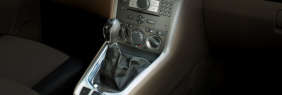 Рычаг управления 6-ступенчатой механической коробки Opel F40 в кабине Опель Антара.