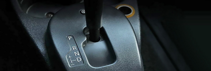 Рычаг управления 4-ступенчатой акпп Renault DP0 в кабине Рено Логан.