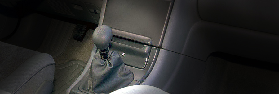Рычаг управления 5-ступенчатой механической коробки Renault PK1 в кабине Рено Лагуна.