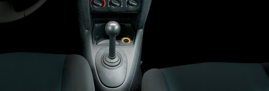 Рычаг переключения 5-ступенчатлй роботизированной коробки Quickshift 5 в салоне Renault Clio.