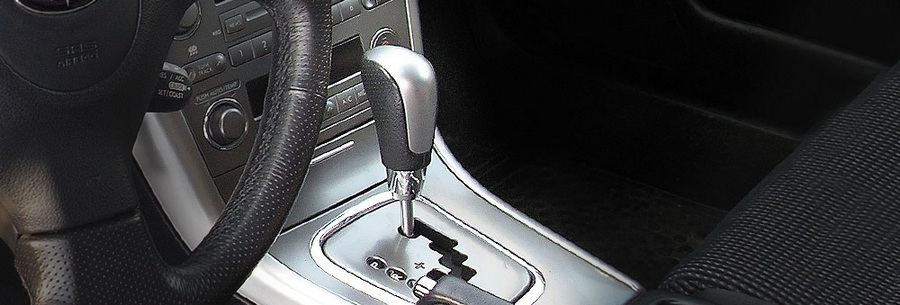 Рычаг управления 5-ступенчатой автоматической коробки Subaru 5EAT в кабине Субару Аутбек.