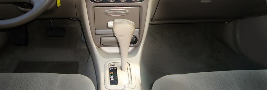 Рычаг управления 3-ступенчатой автоматической коробки Тойота A131L в кабине Toyota Corolla.