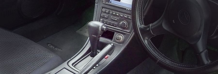 Рычаг управления автоматической коробки A140E в кабине Тойота Селика.