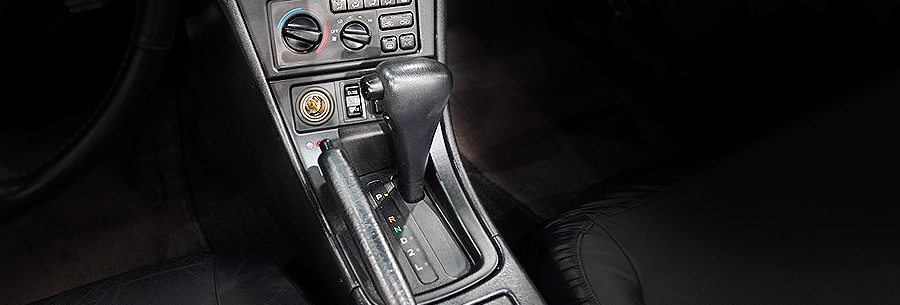 Рычаг управления 4-ступенчатой автоматической коробки Тойота A140E в кабине Toyota Celica.