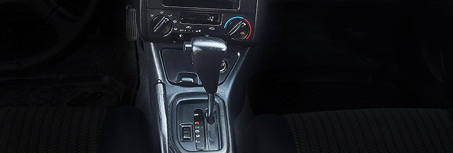 Рычаг управления 4-ступенчатой автоматической коробки Toyota A241E в кабине Тойота Карина Е.