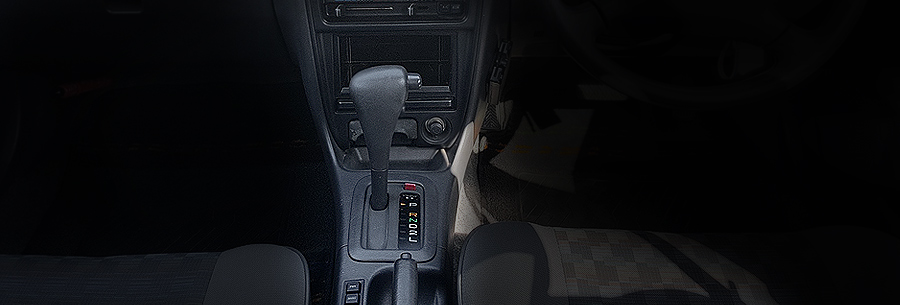 Рычаг управления 4-ступенчатой автоматической коробки Toyota A241H в кабине Тойота Спринтер.