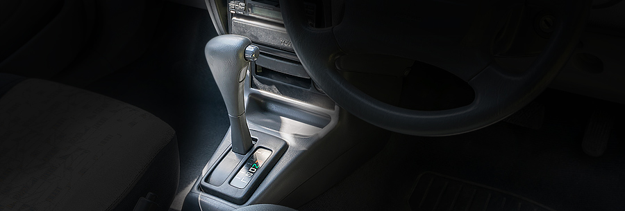 Рычаг управления 4-ступенчатой автоматической коробки Toyota A242E в кабине Тойота Старлет.