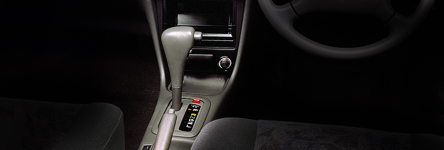 Рычаг управления 4-ступенчатой автоматической коробки Toyota A245E в кабине Тойота Королла.