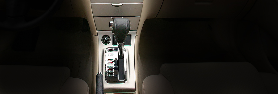 Рычаг управления 4-ступенчатой автоматической коробки Тойота A246E в кабине Toyota Corolla.