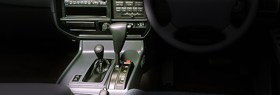 Рычаг управления 4-ступенчатой автоматической коробки Тойота A442F в кабине Toyota Land Cruiser 80.